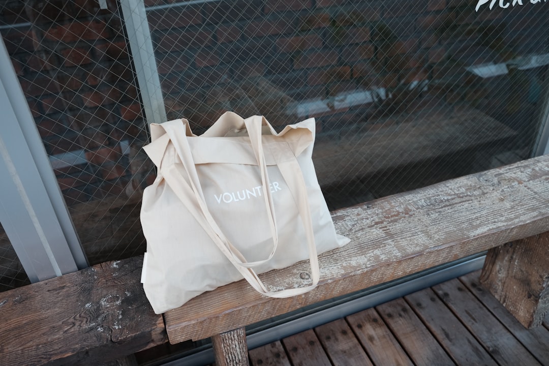 Stylish Tote Bag with Zipper: The Perfect On-the-Go Accessory
